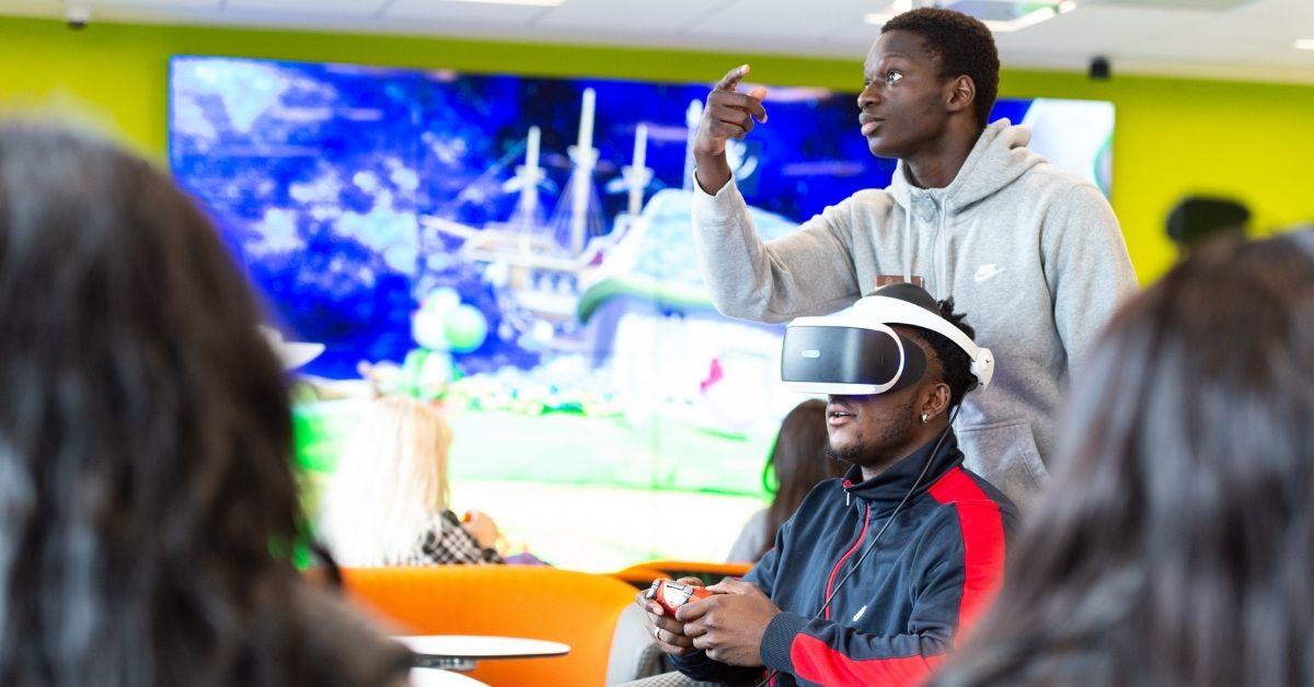 Des étudiants portent des lunettes de réalité virtuelle pour jouer à des jeux vidéo.